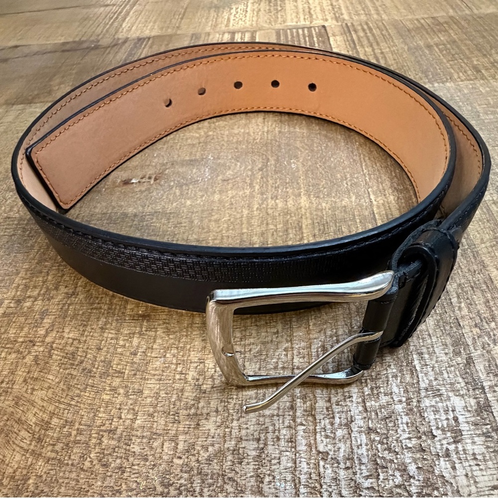 NWOT Women’s Black Leather Belt with Tan Lining